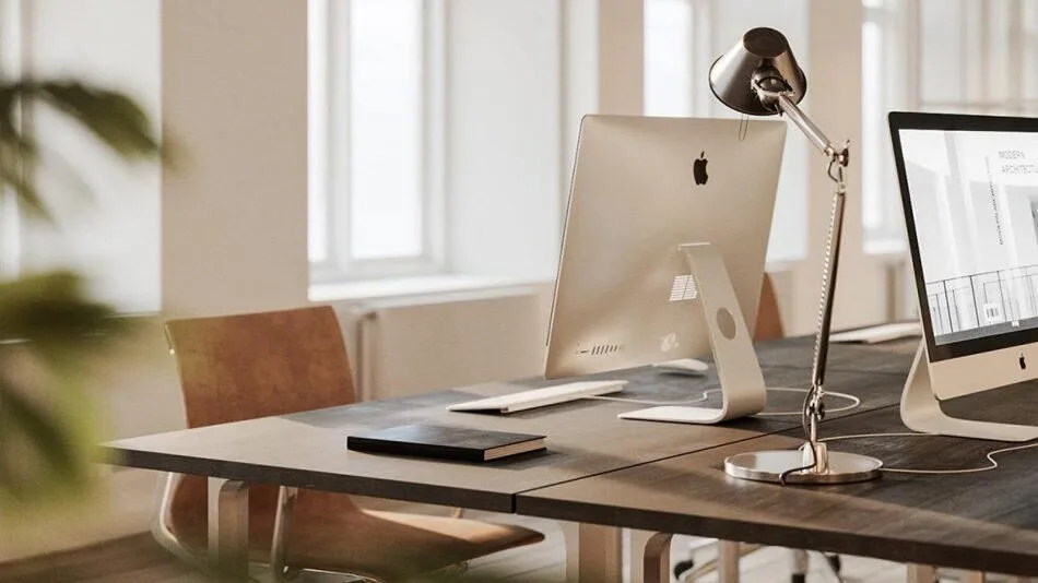 decor bàn làm việc với một chiến đèn nhỏ