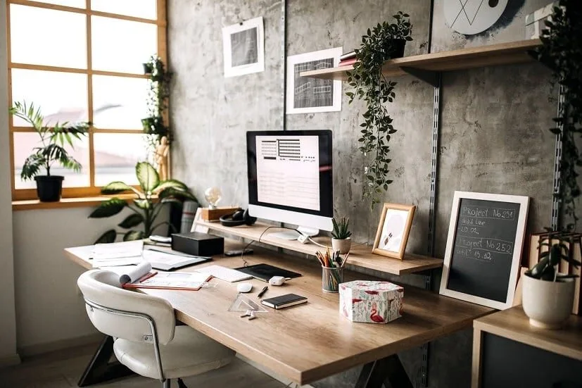 Decor bàn làm việc bằng nhiều món đồ